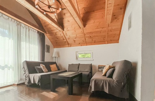 Sikory Juskie House | On the shore of Lake Laszmiaden welcomes you this spacious cottage with lake view.