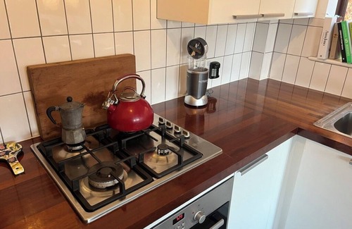 Lee Apartment | One bed flat with sofa bed, parking & home cinema