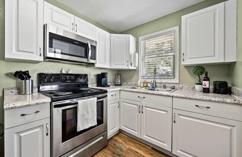 East Lake Morton House | One bedroom 1️⃣ bath bungalow located n the charming Lake Morton Historic District