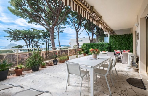 Bastide Giraud Apartment | One-bedroom apartment with sea view, pool, and tennis court