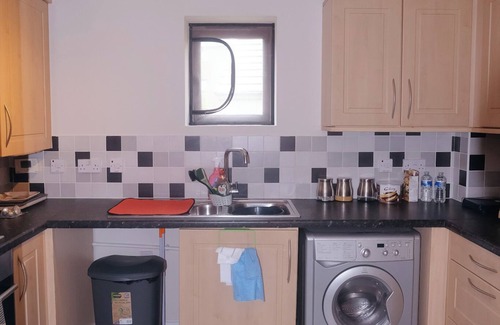 Milton Keynes Apartment | One Bedroom Apartment House with free parking & garden near M1 Junction 13 & 14