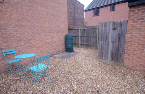 Milton Keynes Apartment | One Bedroom Apartment House with free parking & garden near M1 Junction 13 & 14