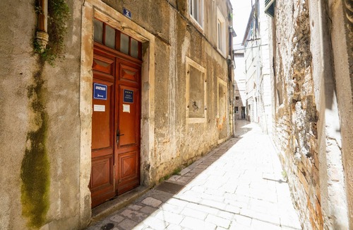 Grad Apartment | One bedroom apartment with terrace and sea view Šibenik (A-24358-a)