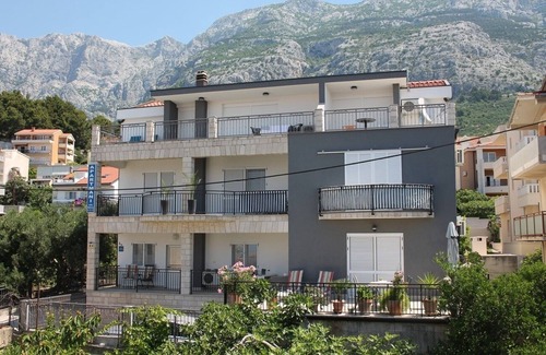 Gorinka Apartment | One bedroom apartment with balcony and sea view Makarska (A-21911-d)