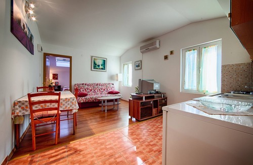 Komiza Apartment | One bedroom apartment with air-conditioning Komiža, Vis (A-2450-b)