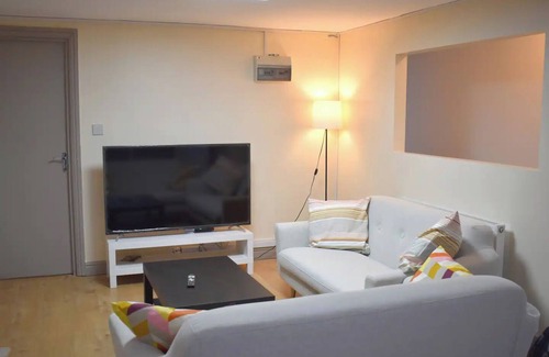 Bordesley Apartment | One Bedroom Apt Near Bullring center & station