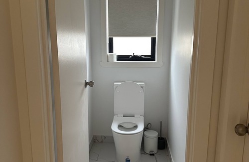 Bagdad House | One bedroom, bathroom and office available in a quiet country house with a cat.