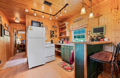 Asheville Cabin | One Bedroom Cabin 43 Acre Retreat Pets OK-Fenced, Private, Views, Internet