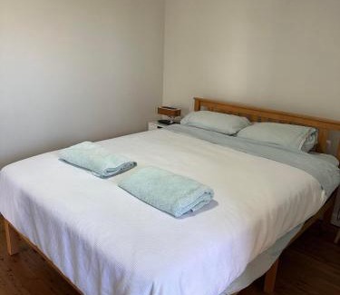 The Hill Apartment | One bedroom CBD unit, walk to beaches & cafes