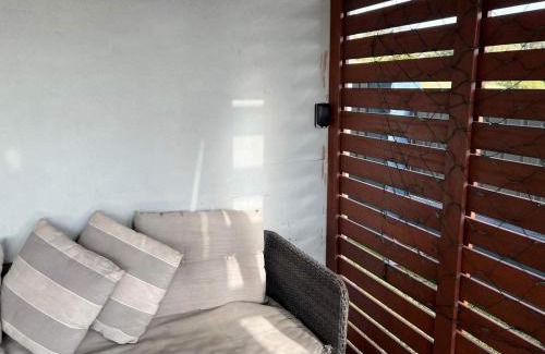 The Hill Apartment | One bedroom CBD unit, walk to beaches & cafes