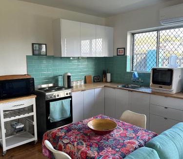 The Hill Apartment | One bedroom CBD unit, walk to beaches & cafes