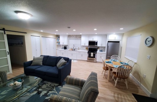Fort McCoy Cottage | One Bedroom cottage Los Havens [Lost Heaven] right on Lake Kerr - Great Sunsets