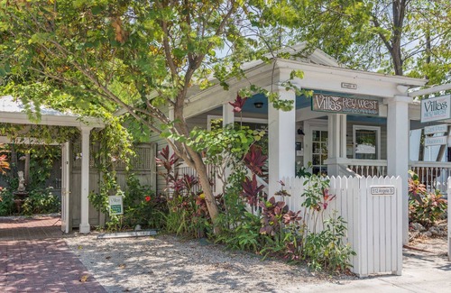 Downtown Villa | One Bedroom Deck Villa Steps from Duval!