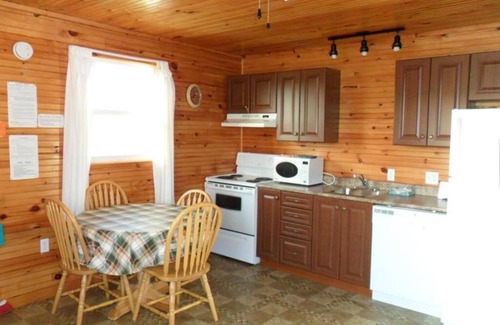 Mayfield Resort | One Bedroom Deluxe Cottage - Sleeps 4