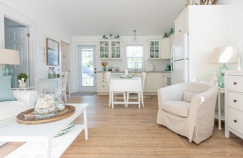 Mahone Bay Cottage | One bedroom fully equipped Mahone Bay luxury cottage