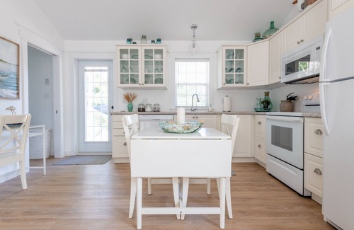 Mahone Bay Cottage | One bedroom fully equipped Mahone Bay luxury cottage
