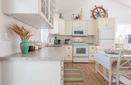 Mahone Bay Cottage | One bedroom fully equipped Mahone Bay luxury cottage
