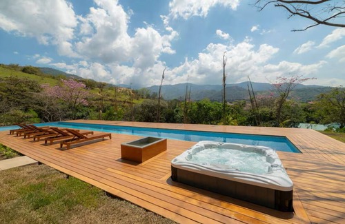 Santa Ana Apartment | One Bedroom, Gym & Pool.