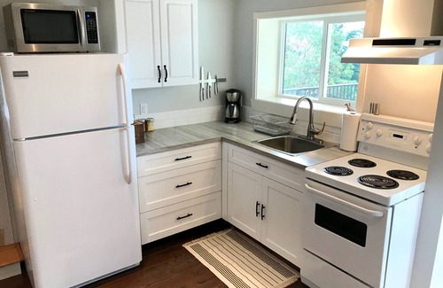 Victoria House | One bedroom, hilltop suite - beautiful and private!