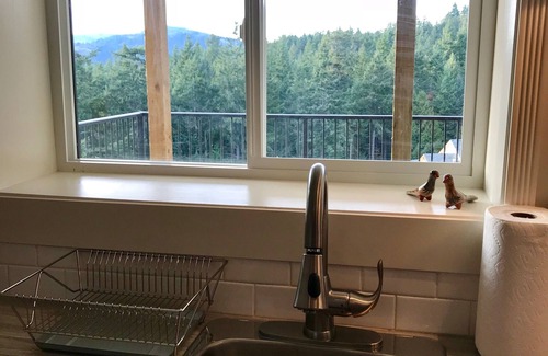 Victoria House | One bedroom, hilltop suite - beautiful and private!