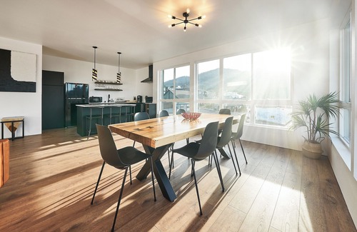 White Salmon Apartment | One-bedroom honeymoon penthouse, Mt Hood views, downtown White Salmon, suite 16