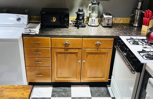 Venice House | One Bedroom House close to everything in Venice California, total furnished.