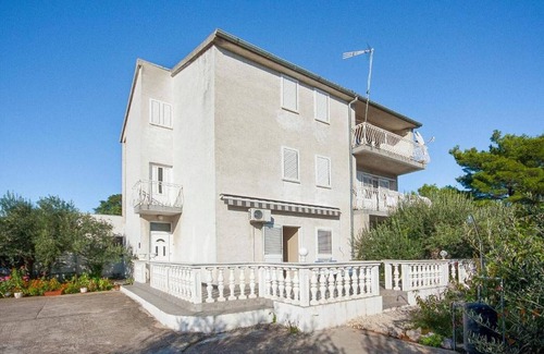 Brodarica Apartment | One-bedroom apartment near beach