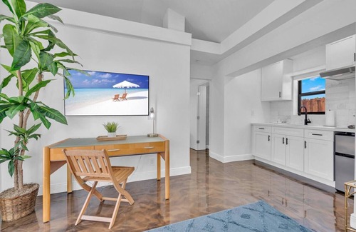 Flagler Village Apartment | One Bedroom King Suite in a Tropical Retreat Freedom House Fort Lauderdale FLn