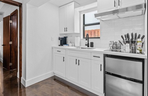 Flagler Village Apartment | One Bedroom King Suite in a Tropical Retreat Freedom House Fort Lauderdale FLn