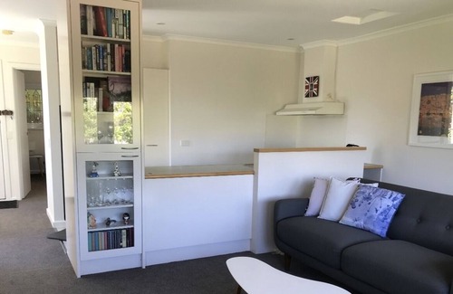 Camberwell Apartment | One bedroom unit in Camberwell. Off street parking.