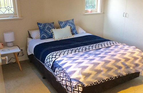 Camberwell Apartment | One bedroom unit in Camberwell. Off street parking.