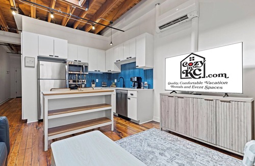 Crossroads Arts District Condo | One Bedroom walkable to Tmobile/P&L!