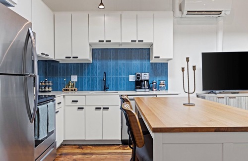 Crossroads Arts District Condo | One Bedroom walkable to Tmobile/P&L!