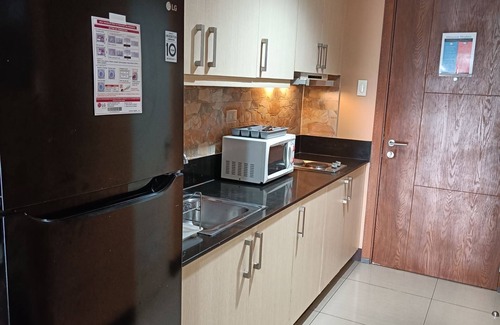 Barangay 76 House | one big bedroom in shell residences, moa complex, WIFI/Netflix
