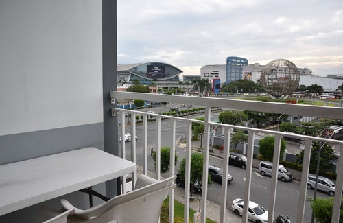 Barangay 76 House | one big bedroom in shell residences, moa complex, WIFI/Netflix