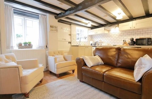 City Centre Cottage | ONE MASONS COURT, pet friendly, with a garden in Stratford-Upon-Avon