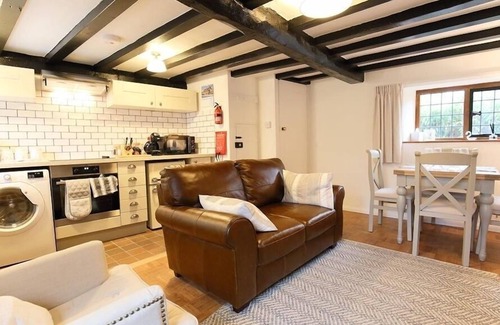 City Centre Cottage | ONE MASONS COURT, pet friendly, with a garden in Stratford-Upon-Avon