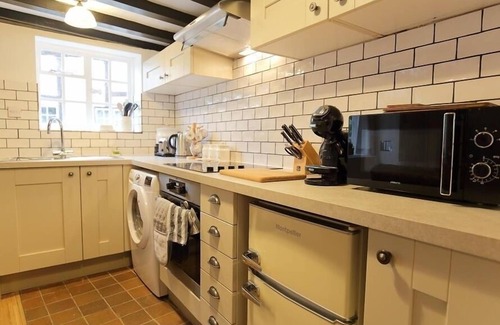 City Centre Cottage | ONE MASONS COURT, pet friendly, with a garden in Stratford-Upon-Avon
