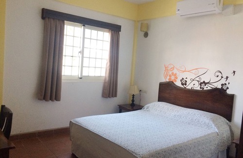 Belize City Hotel | ONE QUEEN BED ROOM AT EASY INN BELIZE CITY