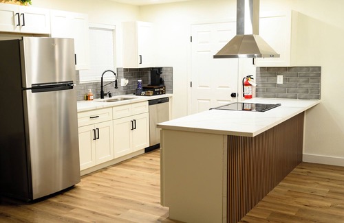 Charleston Preservation House | One Story home 3 Beds 2 Bath, Kid Friendly, 12 Min Strip, 5 min Fremont St