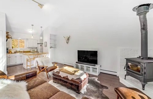 Quechee Condo | OnQ: A condo in Quechee Lakes overlooking the Ottauquechee River