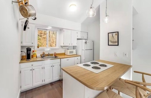 Quechee Condo | OnQ: A condo in Quechee Lakes overlooking the Ottauquechee River