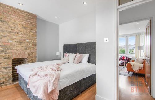 Crofton Park Apartment | OnSiteStays - Bright spacious 2-BR, Wifi and lots of street parking