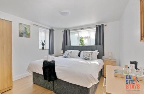 Hillside Apartment | OnSiteStays - Tranquil 2 Bedroom Apartment with Large Kitchen, Private Garden near Wimbledon Station