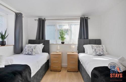 Hillside Apartment | OnSiteStays - Tranquil 2 Bedroom Apartment with Large Kitchen, Private Garden near Wimbledon Station