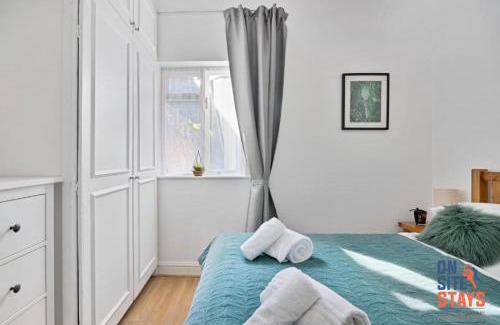Hillside Apartment | OnSiteStays - Tranquil 2 Bedroom Apartment with Large Kitchen, Private Garden near Wimbledon Station