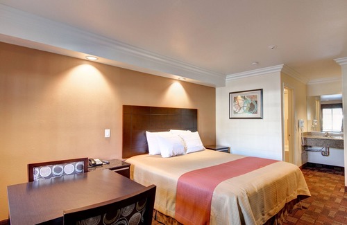 Montclair Hotel | Ontario Inn & Suites