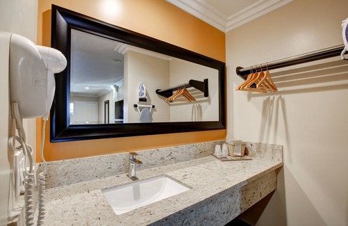 Montclair Hotel | Ontario Inn & Suites