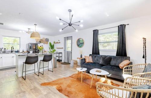 Williston House | Onyx Oasis - Devils Den - Huge Yard & Pet Friendly - Sleeps 5