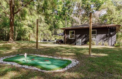 Williston House | Onyx Oasis - Devils Den - Huge Yard & Pet Friendly - Sleeps 5